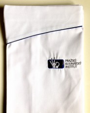 Kuchařská zástěra s logem PRAKULu - bílá